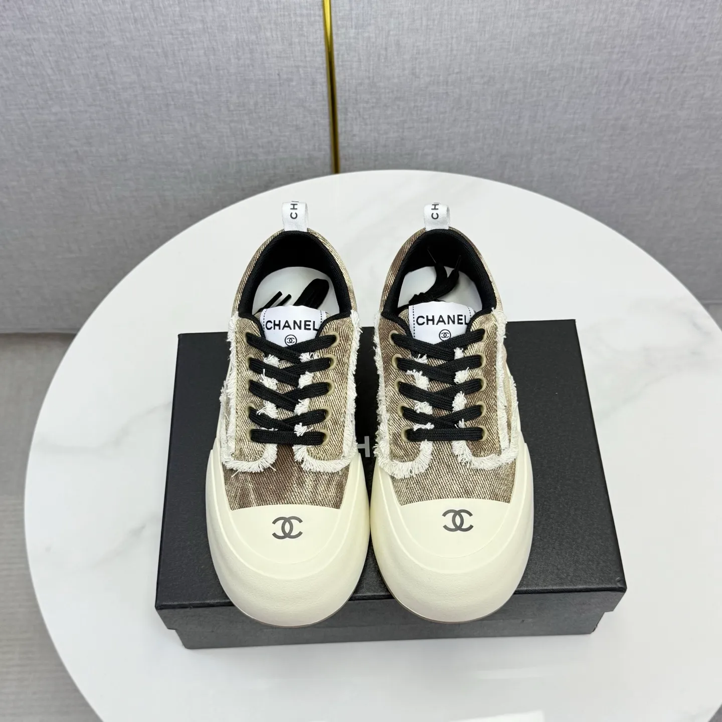 👟👟Ex-factory price 600👟👟Chanel Panda Shoes! 2025 counter's top casual sports shoes, this classic design; the upper is in the style of electric embroidery with various techniques; the outsole is fashionable and sporty; the unusual inclusion of a variety of color matching elements... The diversified mix and match is very good-looking and versatile, and can be used for leisure, fashion, sports, and outdoor... ꫛꫀꪝ Go➫ Materials: ❶Upper made of: original imported first-layer silk cowhide + original version waterproof cloth + original first-layer cowhide ❷Inner lining: Original Yangli+wang ❸ Outsole based on: Original TPU combination outsole Counter boutique packaging complete set for women 35–41